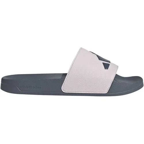 ADIDAS Herren Badeslipper ADILETTE SHOWER SLIDES – Komfort und Stil - Erlebe mit den ADILETTE SHOWER SLIDES Badeslippern den perfekten Mix aus Komfort und legendärem Design. Ideal für Pooltage oder nach dem Workout, bieten sie ein weiches Fußbett und eine leichte Außensohle für unbeschwerten Tragekomfort.