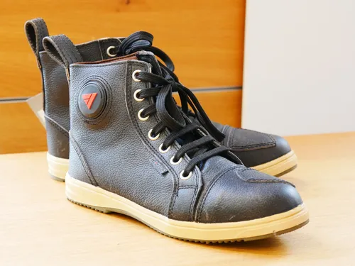 Modeka Lane Motorradstiefel schwarz - Hochwertige Motorradstiefel aus Rindleder im Vintagelook mit antistatischer und öl- sowie benzinresistenter Sohle – ideal für stilbewusste Biker.