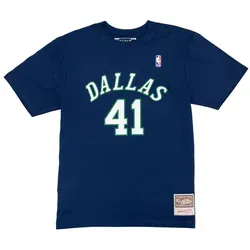 Mitchell & Ness NBA Name & Number T-Shirt - Dirk Nowitzki, Dallas Mavericks - Sportfan T-Shirt aus der Hardwood Classics Kollektion, mit nostalgischem Print und hohem Tragekomfort aus 100% Premium Baumwolle. Offizielles Lizenzprodukt der NBA - perfekt für Fans!