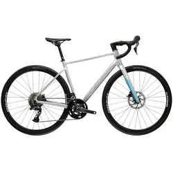 KROSS Gravelbike Alta 2.0 28" – 18 Gänge - Das KROSS Gravelbike Alta 2.0 bietet einen leichten Aluminiumrahmen mit einer komfortablen 18-Gang-Schaltung und einer hochwertigen Carbon-Gabel. Ideal für Alltag und längere Ausflüge.