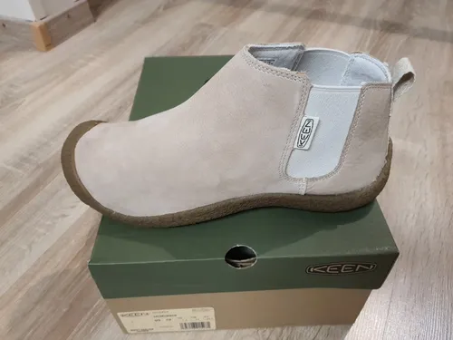 KEEN Mosey Chelsea Schuhe Damen Leder Safari/Birke - Wanderschuhe mit nachhaltigem Premium-Leder, herausnehmbarer Einlegesohle und Gummi-Kork-Sohle für besten Grip. Ideal für Alltag und Freizeit, kombiniert Stil mit Komfort.