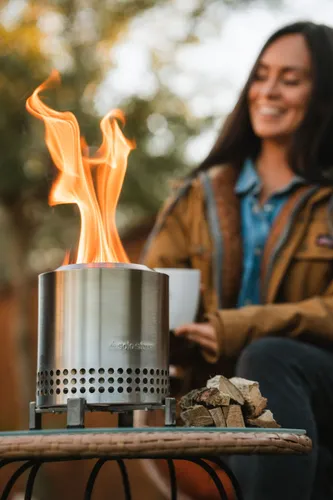 Solo Stove Mesa XL Tischfeuer | Raucharmer Mini Tischkamin für Garten und Balkon - Kompakte Tischfeuerstelle aus langlebigem Edelstahl. Ideal für Holz oder Pellets, bietet sie eine lange Brenndauer und ist leicht transportierbar. Inkl. Standfuß und Aufbewahrungsbeutel für sicheren Einsatz.
