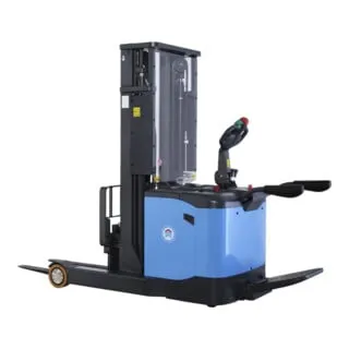 HanseLifter E-1316GS-02 Schubmast-Deichselstapler - Effizienter Schubmast-Deichselstapler mit 1.000 mm Hubhöhe und 1.300 kg Tragfähigkeit. Ideal für enge Lagerplätze dank Vorschub und ergonomischer Bedienung.