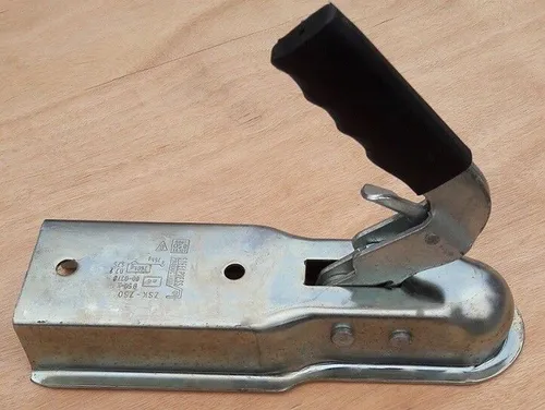 Apex ZSK-750 Anhängerkupplung 750kg für Vierkantdeichsel 70mm - Robuste ZSK-750 Zugkupplung für Anhänger bis 750 kg. Aus galvanisch verzinktem Stahl, ideal für den täglichen Einsatz. Hohe Stützlast von 75 kg und geprüfte Qualität.