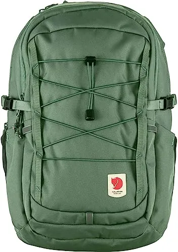 Fjällräven Skule 20l Rucksack - Vielseitiger Begleiter in Grün - Daypacks mit 20L Volumen, gepolstertem Laptopfach für 13 Zoll und aus robustem, wasserabweisendem recyceltem Polyester, ideal für Schule, Arbeit oder Tagesausflüge.