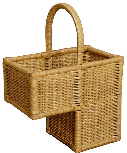 Stabiler Stufenkorb Treppenkorb aus Natur-Rattan - Korb für die Treppe aus geflochtenem Rattan in Honigfarbe, mit praktischem Tragegriff – ideal für einen rustikalen Landhausstil.