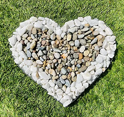 Gartenwelt Riegelsberger Herz Gitter mit Carrara & Rheinkies Steinen - Pflanzschale in Herzform für Allerheiligen, ideal als Grabschmuck oder Dekoration. Robustes Metall, pulverbeschichtet, für Innen und Außen geeignet. Abmessung: B 37 x H 34 x T 4 cm.