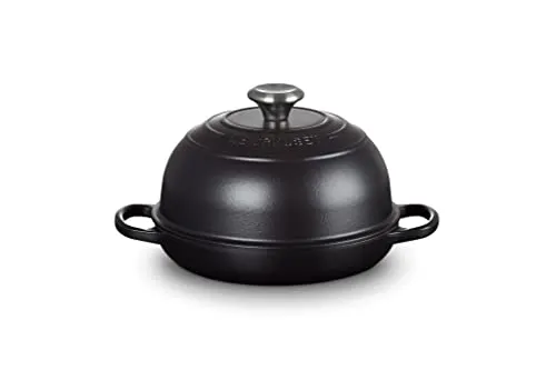 Le Creuset Signature Gusseisen Brot Bräter, 24cm, Schwarz Matt - Hochwertiger Brot Bräter für Bäckerqualität, mit gewölbtem Deckel für optimale Dampfzirkulation und gleichmäßige Bräunung. Ideal für Backliebhaber und langlebig in der Nutzung.