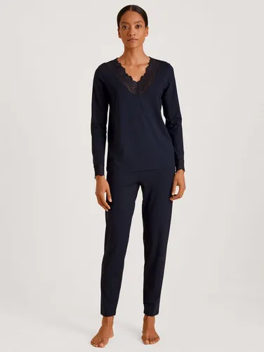 CALIDA Schlafanzug Elegant Dreams (2 tlg) - Feminine Nachtwäsche in dark lapis blue, gefertigt aus atmungsaktivem Modal (TENCEL™) für höchsten Komfort und Pflegeleichtigkeit.
