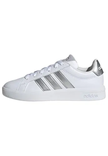 ADIDAS SPORTSWEAR "GRAND COURT 3.0" Sneaker für Kinder und Teens, Gr. 40, Cloud Weiß/Silber Metallic - Die Grand Court 3.0 Sneaker bieten stylischen Komfort für aktive Kinder. Strapazierfähiges Obermaterial und rutschfeste Gummi-Cupsohle sorgen für sicheren Halt beim Spielen und Entdecken.