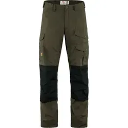 Fjällräven Barents Pro Trousers Men Dark Olive/Black (44) - Hosen für Abenteuer in Gebirge und Wald. Strapazierfähige Trekkinghose aus wind- und wasserfestem G-1000-Material mit verstärkten Knien und sechs praktischen Taschen.