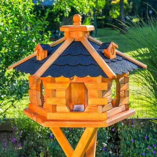 Deko-Shop-Hannusch Vogelhaus mit Ständer und Solarbeleuchtung, Größe L, wetterfest - Praktisches Vogelhaus mit Futtersilo und wetterfestem Bitumendach, ideal für Gartenliebhaber. Bereits montiert und sofort einsatzbereit – für eine einladende Futterstelle!