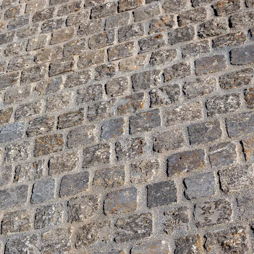 Muschelkalk Pflastersteine - 1qm gespalten und gekollert - Stein: Robuste Muschelkalk Pflastersteine mit rutschhemmender Oberfläche, ideal für Straßen, Einfahrten und Terrassen. Jedes Stück ist ein Unikat und verleiht Ihrer Landschaftsgestaltung eine individuelle Note.