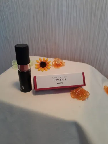 Nui LipStick Color: Emere