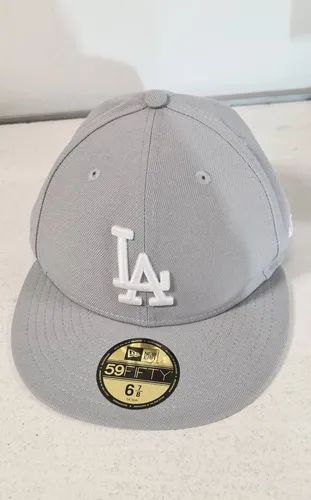 New Era Los Angeles Dodgers MLB Basic 59Fifty Basecap - 6 7/8-55cm (S) - Sportfan Bekleidungsaccessoires mit 50+-UV-Schutz und berühmtem Visorsticker, perfekt für Fans der Los Angeles Dodgers und Schutz vor Sonnenstrahlen.
