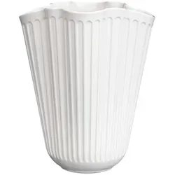 Kähler Hammershøi Vase 20,5 cm – Weiß - Vasen – Zeitloses Design mit moderner Faltstruktur für stilvolle Blüteninszenierungen. Ideal für florale Arrangements und verschiedene Wohnstile.