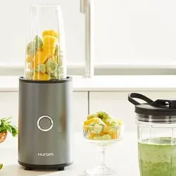 HUROM Power Mixer 900W - Titan Grau - Standmixer mit 900W Motor und sechs Edelstahlklingen für perfekte Zerkleinerung. Überhitzungsschutz und spülmaschinengeeignete Teile sorgen für Sicherheit und einfache Reinigung.