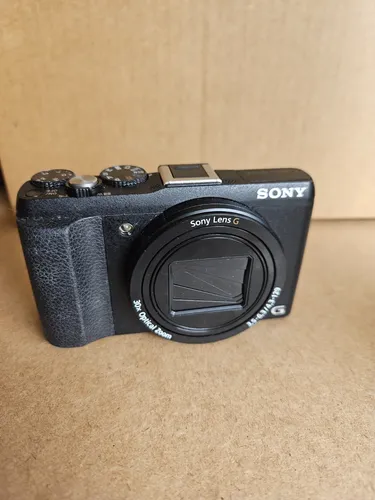 Sony Cyber-shot DSC-HX60 Kompaktkamera - Digitalkamera mit 20,4 MP, 30x optischem und 120x digitalem Zoom, ideal für detailreiche Aufnahmen. Ausgestattet mit Wi-Fi und Bildstabilisator für perfekte Fotos.