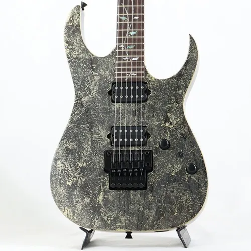 Ibanez J.Custom RG8620AH-BQZ Black Quartz E-Gitarre mit Koffer - Hochwertige RG j.custom-Serie mit Esche- und Mahagonikorpus, Palisander-Griffbrett und DiMarzio Tonabnehmern. Inklusive robustem Hartschalenkoffer für optimalen Schutz.