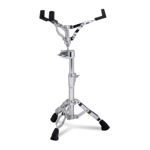 Mapex Snare-Ständer Armory S800 Chrome - Universalständer mit doppelstrebigen Beinen für perfekten Halt und Stabilität. Der Ball-in-Socket Snare-Korb ermöglicht präzise Justierungen. Robust und stylish dank Black Electro-Plating für extreme Widerstandsfähigkeit.