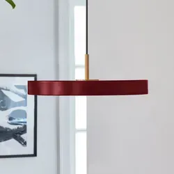 Pendelleuchte UMAGE Asteria mini, dimmbar, Rot - Die dimmbare Asteria Mini Pendelleuchte in Rubinrot ist ideal für stilvolle Akzente in Ihrem Wohnraum. Ihr elegantes Design passt perfekt über Esstische und Kücheninseln und bietet vielfältige Einsatzmöglichkeiten.