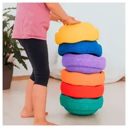 Stapelstein RAINBOW Set classic, 6 Farben - Das Stapelstein RAINBOW Set classic besteht aus 6 bunten Steinen für kreatives Spielen und Bewegen. Ideal für Balance-Übungen und fördert die Phantasie. Robuste und vielseitige Spielsteine, die drinnen und draußen verwendet werden können.