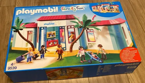PLAYMOBIL Family Fun 9539 - Ferienhotel für spannende Abenteuer - Freizeitspielzeug für Kinder von 5-7 Jahren, fördert kreatives Spielen und Fantasie mit detailreichem Ferienhotel.