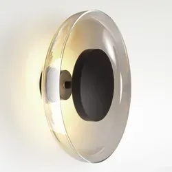 Wandleuchte MARSET Aura Plus, dimmbar in Grau – modernes Design für Ihr Zuhause - Die Aura Plus Wandleuchte von Marset vereint modernes Design und Funktionalität. Ideal für Wohnzimmer, schafft sie eine stilvolle Atmosphäre und ist in drei Farben erhältlich. Mit integriertem LED-Leuchtmittel für effiziente Beleuchtung.