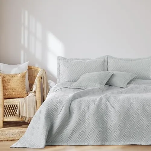 AmeliaHome Tagesdecke Ophelia 220x240 cm - Zweiseitige Steppung in Silber - Elegante Tagesdecke in Silber für jeden Wohnbereich. Größe: 220x240 cm. Die zweiseitige Ultrasonic-Steppung sorgt für besonderen Charme und macht sie zur perfekten Geschenkidee. Pflegeleicht und stilvoll.