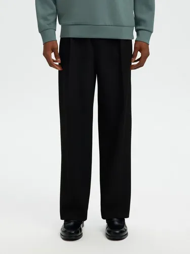 Chinohose SELECTED HOMME "SLH220-LOOSE FINN FLEX PANTS NOOS" - Modische Herren-Stoffhose in schwarz. Pflegeleicht und elastisch durch Webmaterial, ideal für Business-Meetings und vielseitig kombinierbar.