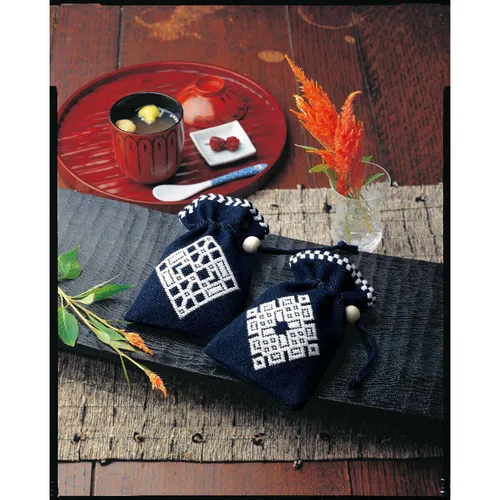 Olympus Kogin Stickpackung "Kinchaku Beutel Navy Neko-No-Ashi Kumozashi, 2 Stk" - Kreatives Stickset mit japanischer Kogin-Technik. Enthält alles für die Fertigung von zwei Beuteln (15x10cm). Ideal für Handarbeitsliebhaber, die ihre Fähigkeiten erweitern möchten.