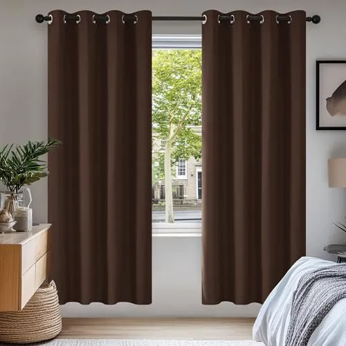 Deconovo Verdunkelungsvorhang mit Ösen - 2er Set - Fertiggardinen für Schlafzimmer und Wohnzimmer, blockieren Licht effektiv und bieten Kälteschutz sowie Lärmschutz für eine optimale Schlafumgebung.