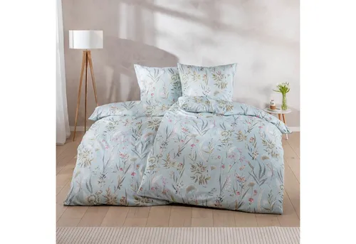 Estella Mako-Satin Bettwäsche 155x220 Rieke azur - Elegante 2-teilige Bettwäsche aus hochwertigem Mako-Satin in hellblau mit stilvollem Gräser-Motiv. Ideal für jede Jahreszeit und sorgt für einen erholsamen Schlaf.