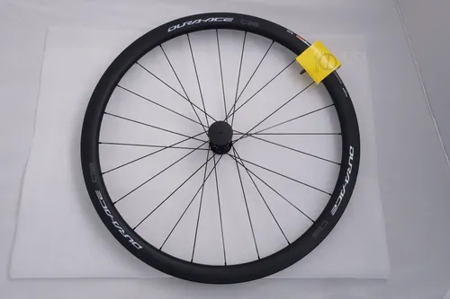 DURA-ACE C36 Tubeless Laufradsatz - für Scheibenbremse - Fahrrad-Laufräder mit herausragender Beschleunigung und aerodynamischem Design, ideal für Anstiege und Kurven. Leichte Vollcarbon-Felge und innovative Nabe sorgen für ein einzigartiges Fahrgefühl.