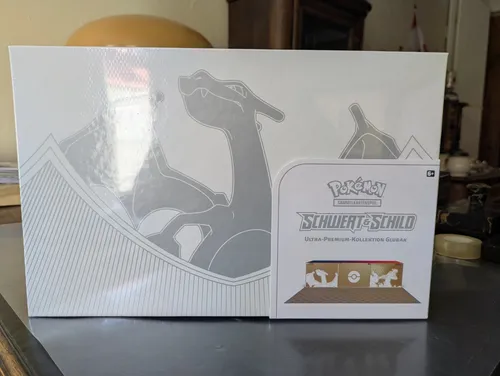Amigo PKM ULTRA PREM.KOLLE 2810 - Pokémon Ultra Premium Kollektion Glurak, mit 3 holografischen Promokarten und 16 Boosterpacks für spannende Duelle
