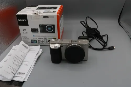 Sony Alpha 6000 - Spiegellose Systemkamera in Silber - Spiegellose Systemkamera mit 24.3 MP, 8x digitalem Zoom und WLAN. Ideal für kreative Fotografie und schnelle Aufnahmen.