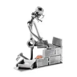 Figur "Maurer" 222 - Handgefertigte Metallskulptur - Die Figur 'Maurer' ist ein einzigartiges Geschenk für Bauhandwerker. Handgefertigt aus Stahl und Kupfer, bietet sie einen besonderen Ausdruck. Maße: 15 x 10 x 14 cm, Gewicht: 0.22 kg.