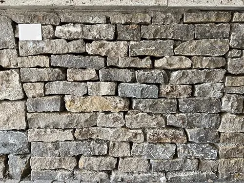 Blümelhuber Muschelkalk Mauersteine - Natürliche Krustenmauersteine für Gartenbau - Einfache und stilvolle Mauersteine für Gartenprojekte. Ideal für Umrandungen, Hochbeete oder Terrassentrennungen. Robust und vorgewaschen für unkomplizierten Einbau.