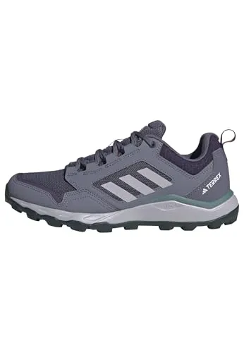 Adidas Damen Tracerocker 2.0 Trail Running Shoes - Bequeme Trail Running Schuhe in Aurora Plum mit leichtem Obermaterial aus Mesh und Synthetik-Overlays für optimalen Tragekomfort. Ideal für alle Outdoor-Aktivitäten.