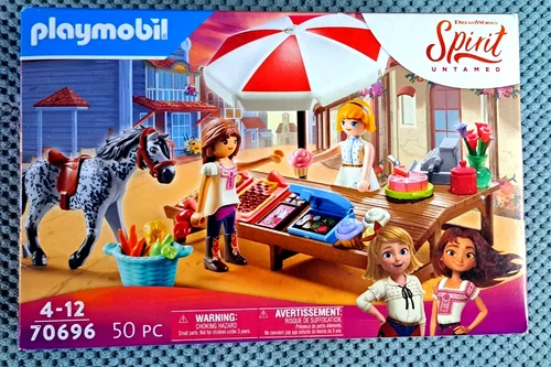 PLAYMOBIL Spirit 70696 Miradero Süßigkeitenstand - Playmobil Set mit Lucky und Abigail, ideal für kreative Rollenspiele. Der nostalgische Süßigkeitenstand bietet eine Vielzahl von Leckereien, perfekt für kleine Abenteurer ab 4 Jahren.