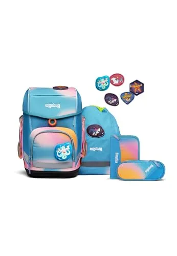 ergobag Schulranzen Cubo (5tlg) - UrlaubsfieBär - Schulranzen aus recycled PET, ergonomisch mit höhenverstellbarem Rückensystem, inklusive Federmäppchen, Sportbeutel und Kletties. Ideal für Kinder ab 5 Jahren.