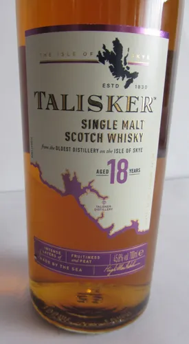 Talisker 18 Jahre Single Malt Scotch Whisky, 700 ml - Whisky – Maritimer Geschmack von der Isle of Skye, vollmundig und weich mit Aromen von Früchten, Karamell und einem Hauch Rauchigkeit. Ideal als Geschenk für Whisky-Liebhaber.