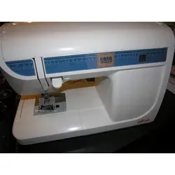 Elna 3210 Jeans Edition Nähmaschine - Nähmaschine für Jeansstoffe und dicke Materialien, ideal für kreative Projekte und anspruchsvolle Schneider.