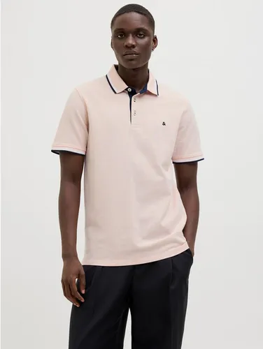 Poloshirt JACK & JONES "JJEPAULOS POLO SS NOOS" für Herren - Modisches Herren-Poloshirt in Peach Parfait mit hochwertiger Logo-Stickerei. Slim Fit und taillenbedeckt aus 100% Baumwolle für hohen Tragekomfort. Ideal für lässige Anlässe.