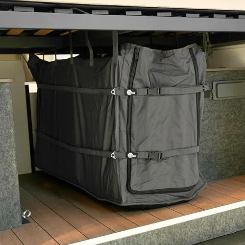 your GEAR Stauraumtasche Bozen - Campingmöbel-Gepäckraumtasche - Praktische Stauraumtasche für 4 Hochlehner und 1 Tisch. Mit gepolstertem Boden und Kompressionsgurten für sicheren Halt. Ideal für die Heckgarage im Campervan, platzsparend & robust aus hochwertigem Baumwollmischgewebe.