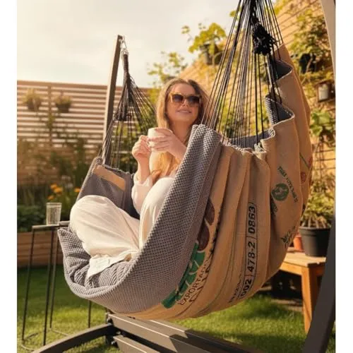 Izabell® Hängesessel – XXL Schaukelstuhl aus Kaffeebeuteln - Hängesessel für Indoor & Outdoor mit großem Komfort. Das Set enthält einen Metallständer und drei Kissen für optimalen Sitz- und Liegekomfort.