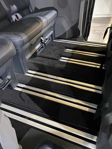 Gastraum Kofferraum Teppich Fußmatte schwarz für Ford Tourneo Custom - Auto Bodenbeläge & Teppiche, hochwertiger Velourteppich mit rutschhemmender Rückseite, 100 % passgenau und einfach zu montieren, strapazierfähig und pflegeleicht.