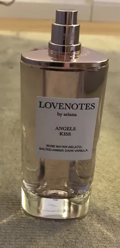 Ariana Grande LOVENOTES Angels Kiss Eau de Parfum Spray 125 ml - Damendüfte mit fruchtig-süßer Kopfnote aus Himbeere und Rose, ideal für romantische Abende oder den Alltag. Ein verführerischer Duft für die moderne Frau.