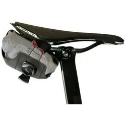 SILCA Seat Roll Asymmetrico Satteltasche mit BOA Drehverschluss - Wasserbeständige Fahrradtasche für Radsportler, mit innovativem BOA Drehverschluss für schnellen Zugriff und sicheren Halt.