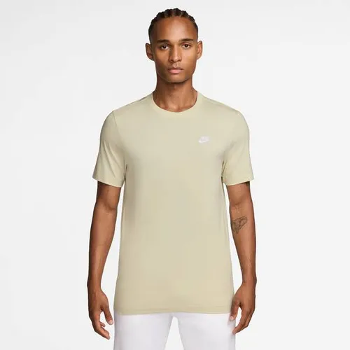 NIKE Herren T-Shirt NSW CLUB TEE - Bequemes Herren-T-Shirt aus 100% Baumwolle mit klassischem Nike Logo auf der Brust. Ideal für den täglichen Tragekomfort und vielseitig kombinierbar.